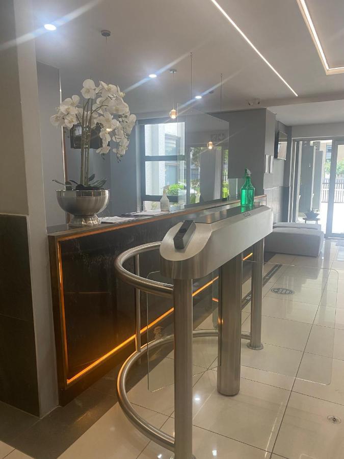 Lovely Rosebank 1-bedroom With Pool & Cinema Apartment