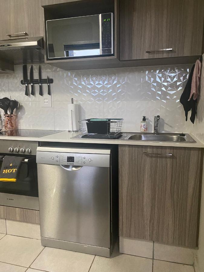 Lovely Rosebank 1-bedroom With Pool & Cinema Apartment Johannesburg
