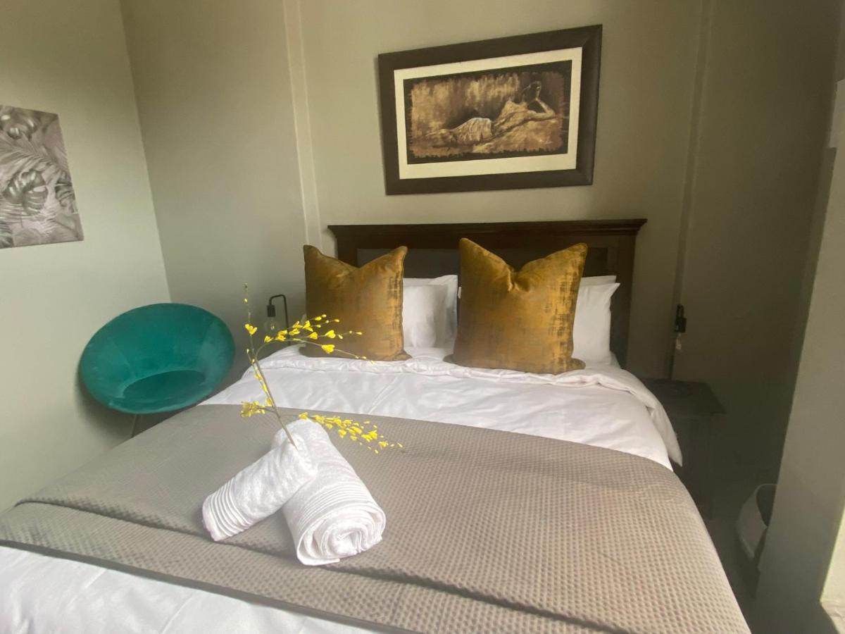 Lovely Rosebank 1-bedroom With Pool & Cinema Apartment Johannesburg