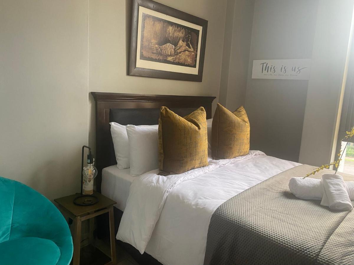Lovely Rosebank 1-bedroom With Pool & Cinema Apartment *