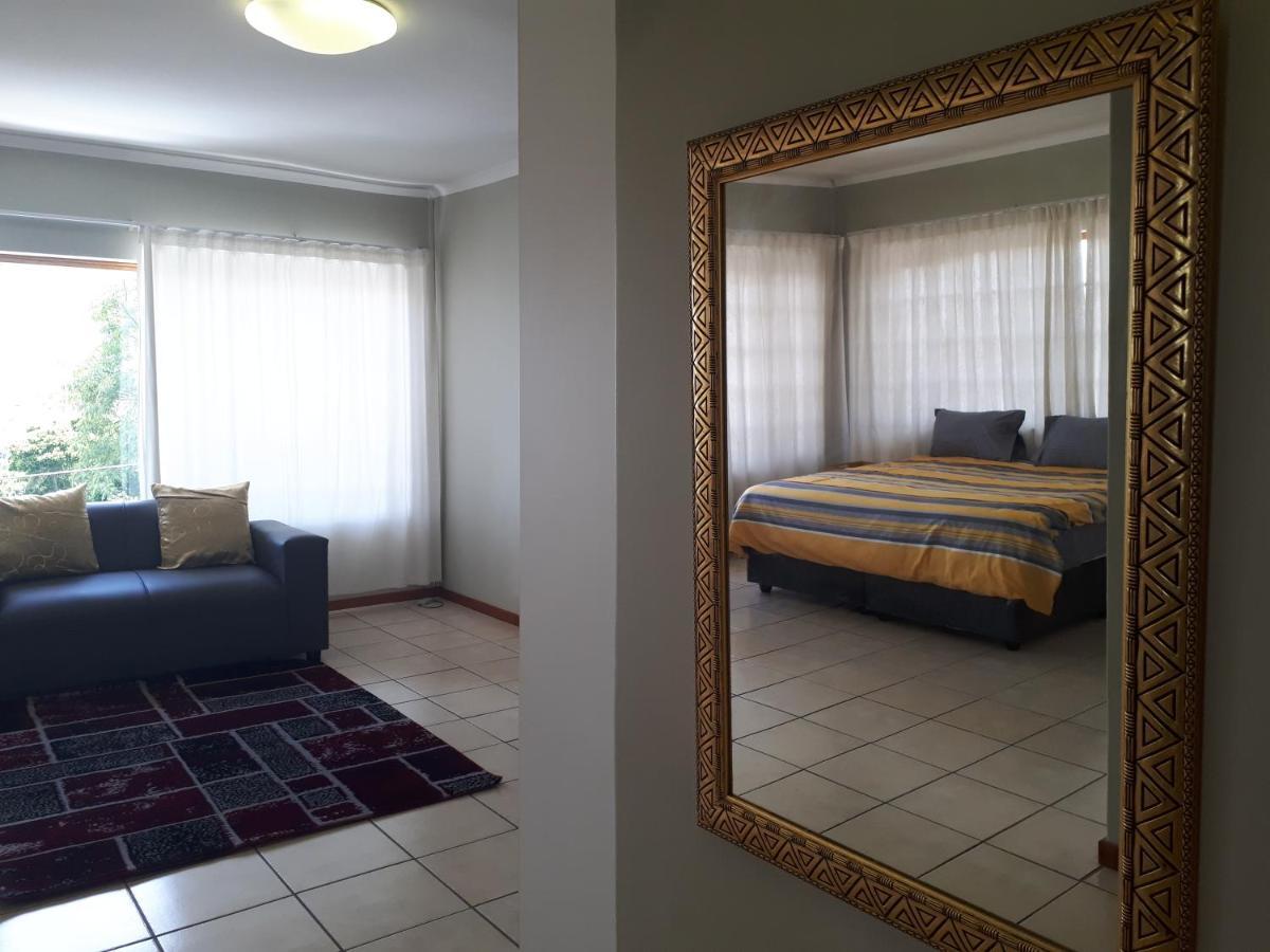 Hospedagem domiciliar Cottage, Close To Uj, Milpark, Wits Joanesburgo