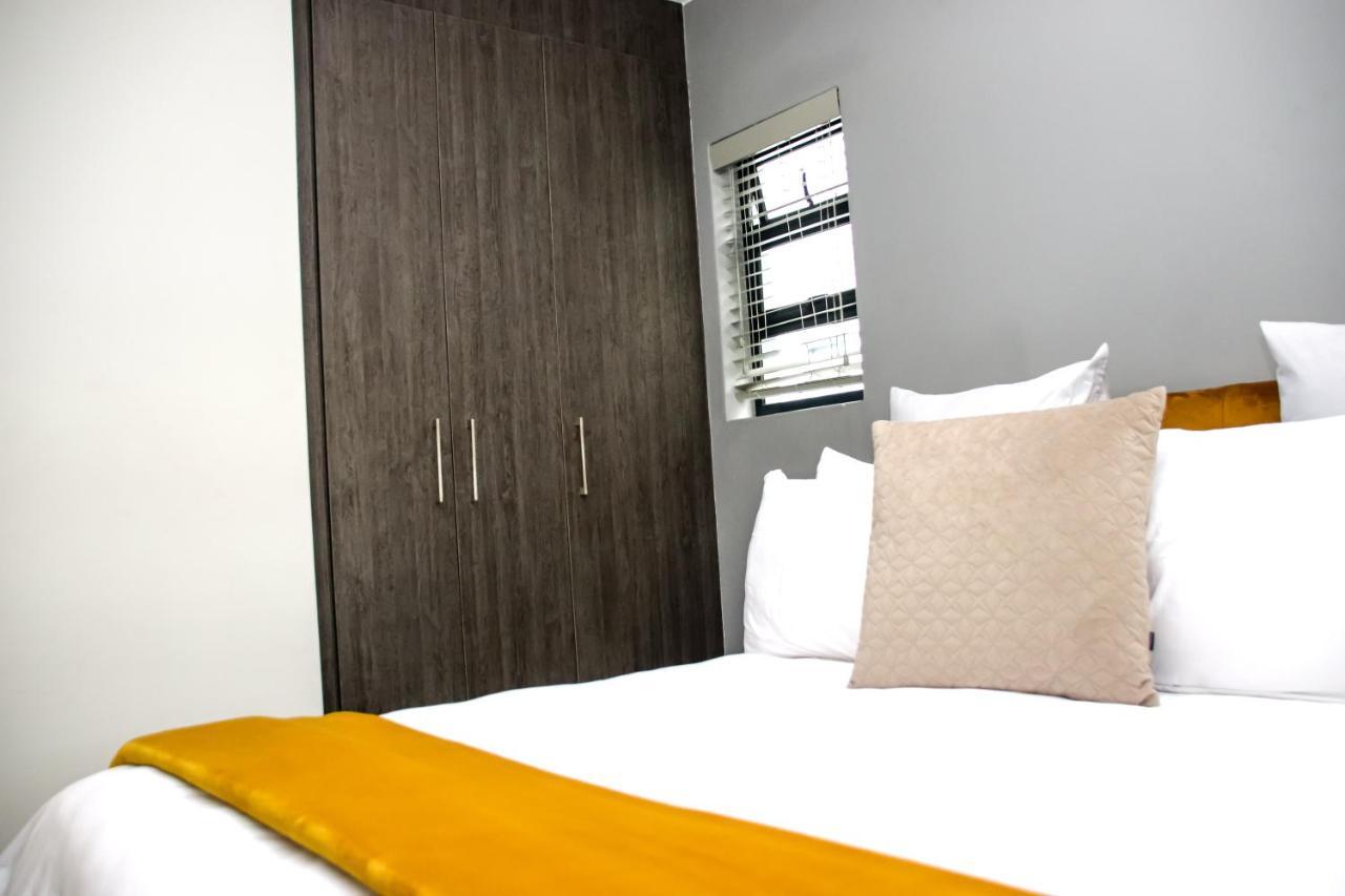 “pop Inn” Modern In Heart Of Bryanston Apartment