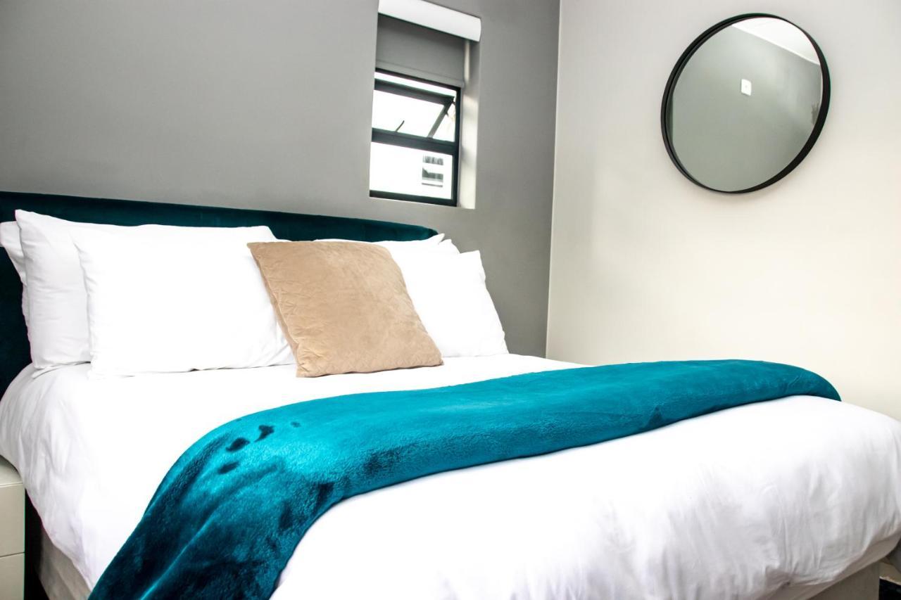 “pop Inn” Modern In Heart Of Bryanston Apartment