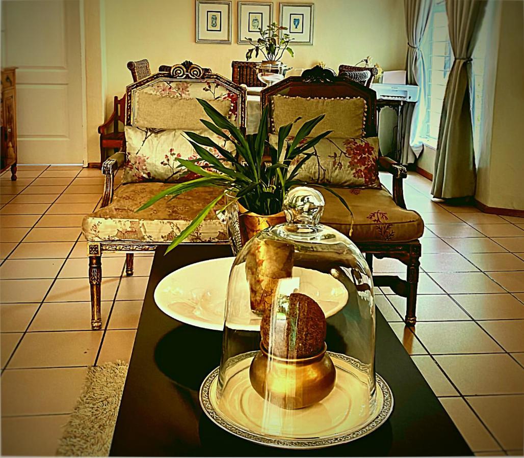 Apartment Vair's Place In Sandton Paulshof - Apartment, Lux Suites & Johannesburg