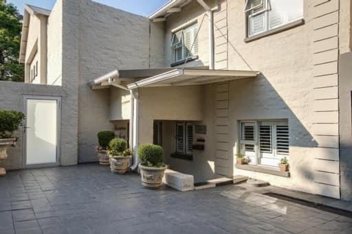 37 Alexandra Avenue, Self Catering Executive No Load Shedding And Water Outages Bed & Breakfast