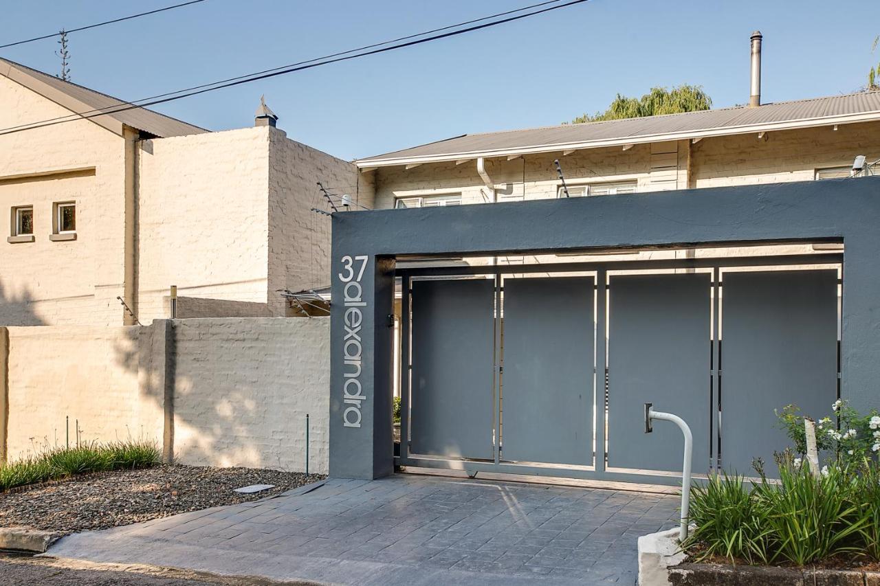 37 Alexandra Avenue, Self Catering Executive No Load Shedding And Water Outages Bed & Breakfast