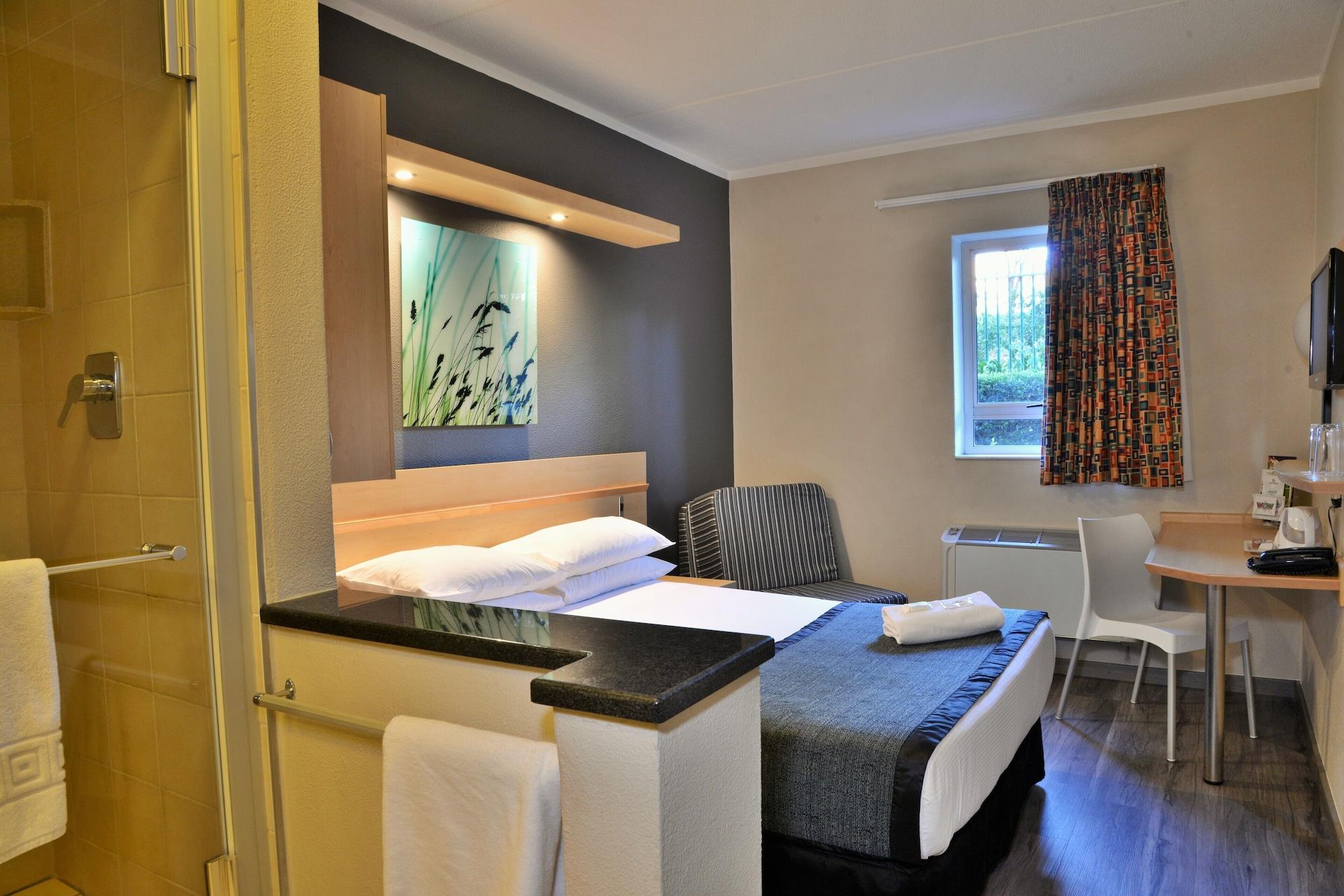 Road Rivonia Hotel *