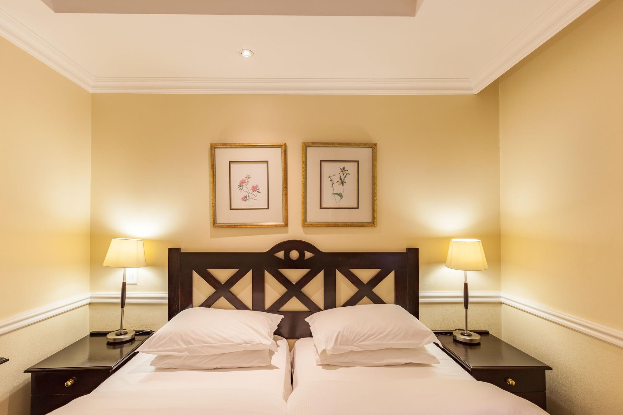 Courtyard Rosebank Hotel
