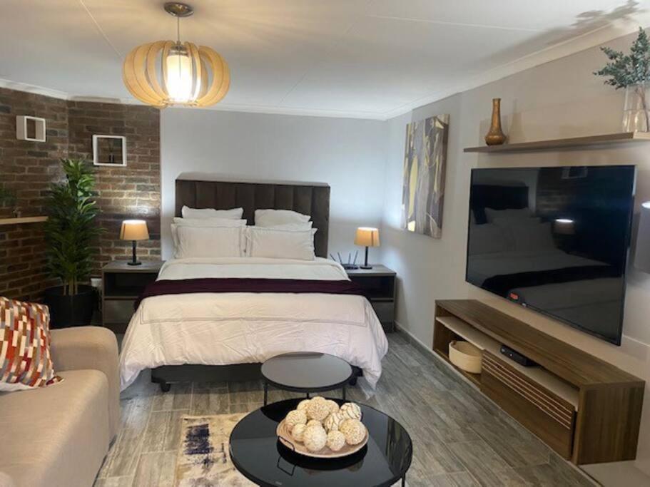 Apartment 8, 163 On Bez * Johannesburg