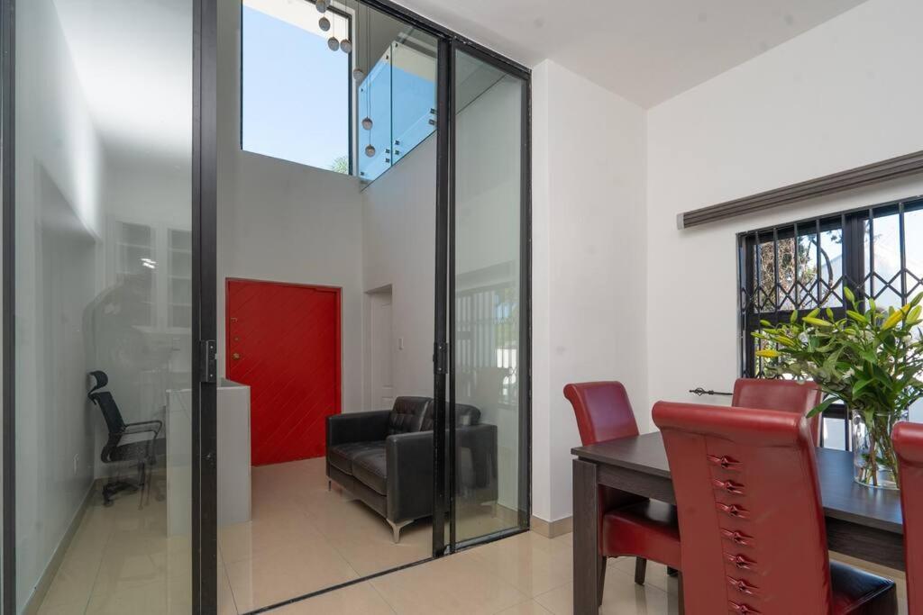 Villa Private Modern 10 Bdrm Tucked Away In Sandton Johannesburg