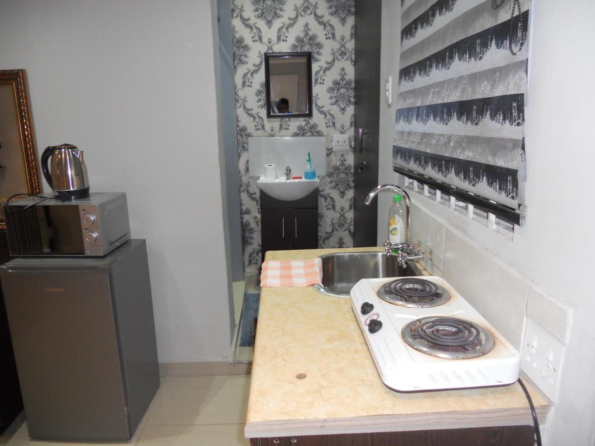 Diamond Suite With Stylish Luxury Bedroom With Netflix, Dstv, & Youtube Johannesburg