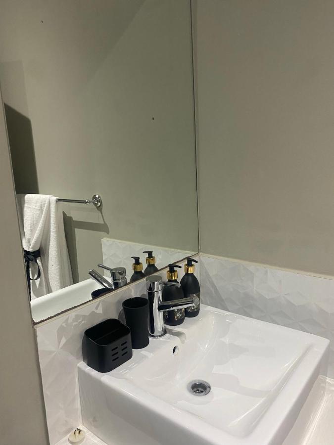 Stylish Dante's 1-bedroom Free Wifi & Cinema Johannesburg