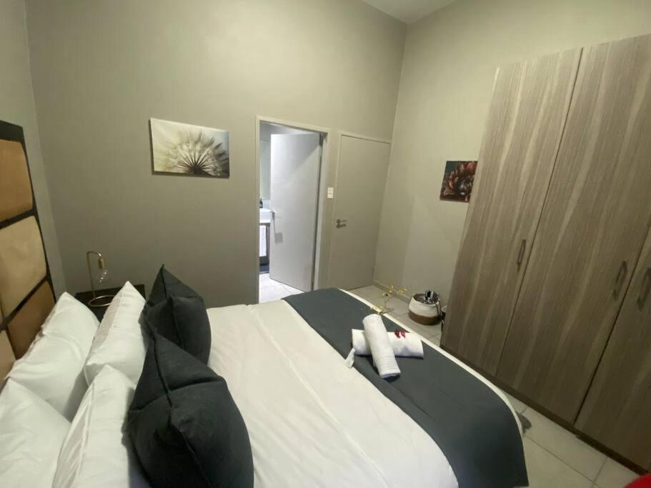 Stylish Dante's 1-bedroom Free Wifi & Cinema Johannesburg