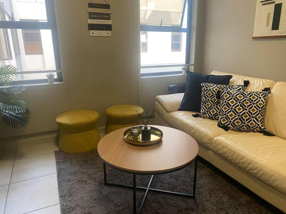 Stylish Dante's 1-bedroom Free Wifi & Cinema Johannesburg