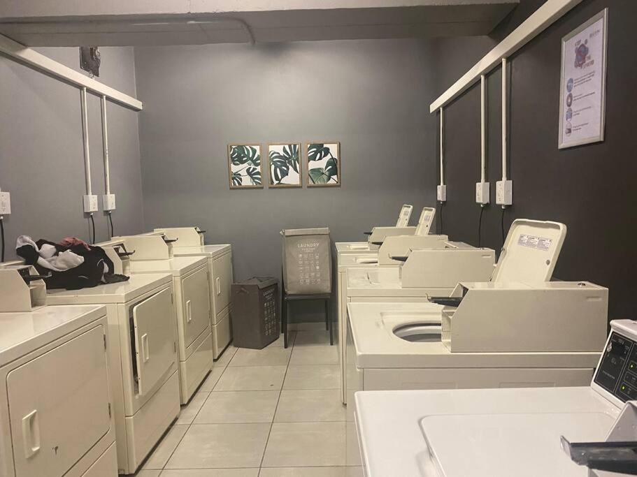Stylish Dante's 1-bedroom Free Wifi & Cinema * Johannesburg