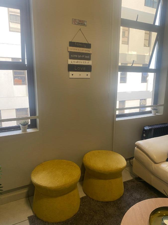 Stylish Dante's 1-bedroom Free Wifi & Cinema * Johannesburg
