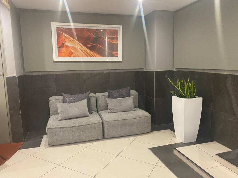Stylish Dante's 1-bedroom Free Wifi & Cinema Johannesburg