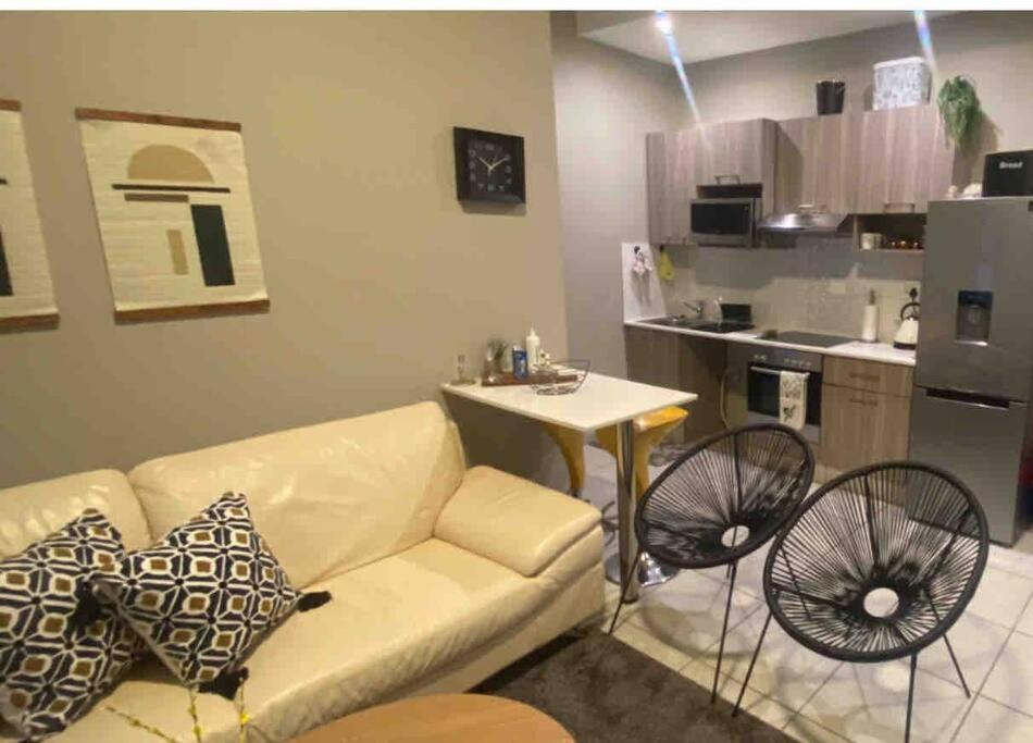 Stylish Dante's 1-bedroom Free Wifi & Cinema * Johannesburg