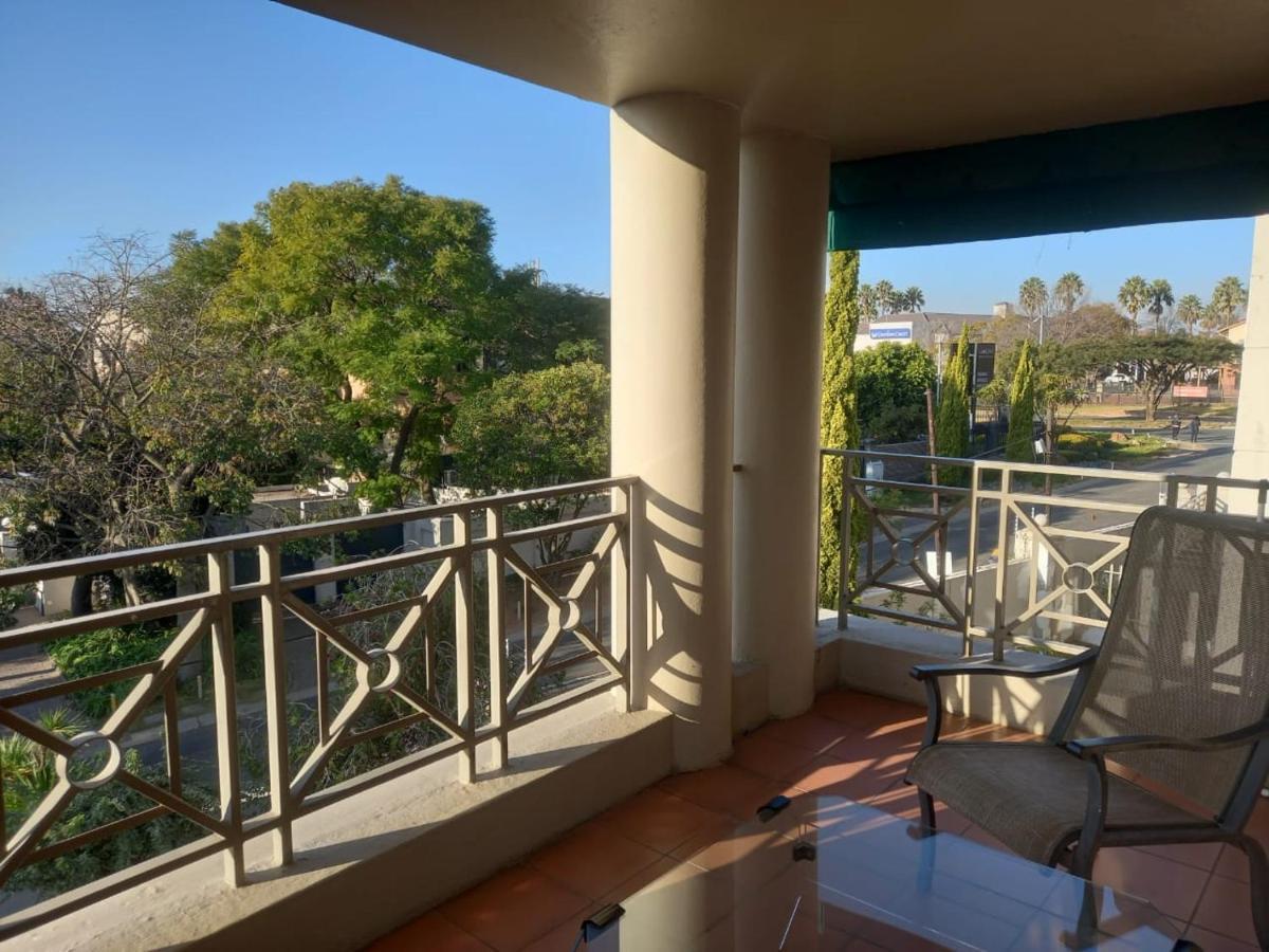 Mount Royal 09 - Large 1 Bed With Balcony Apartment *