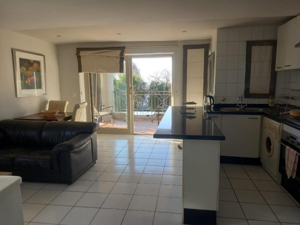 Mount Royal 09 - Large 1 Bed With Balcony