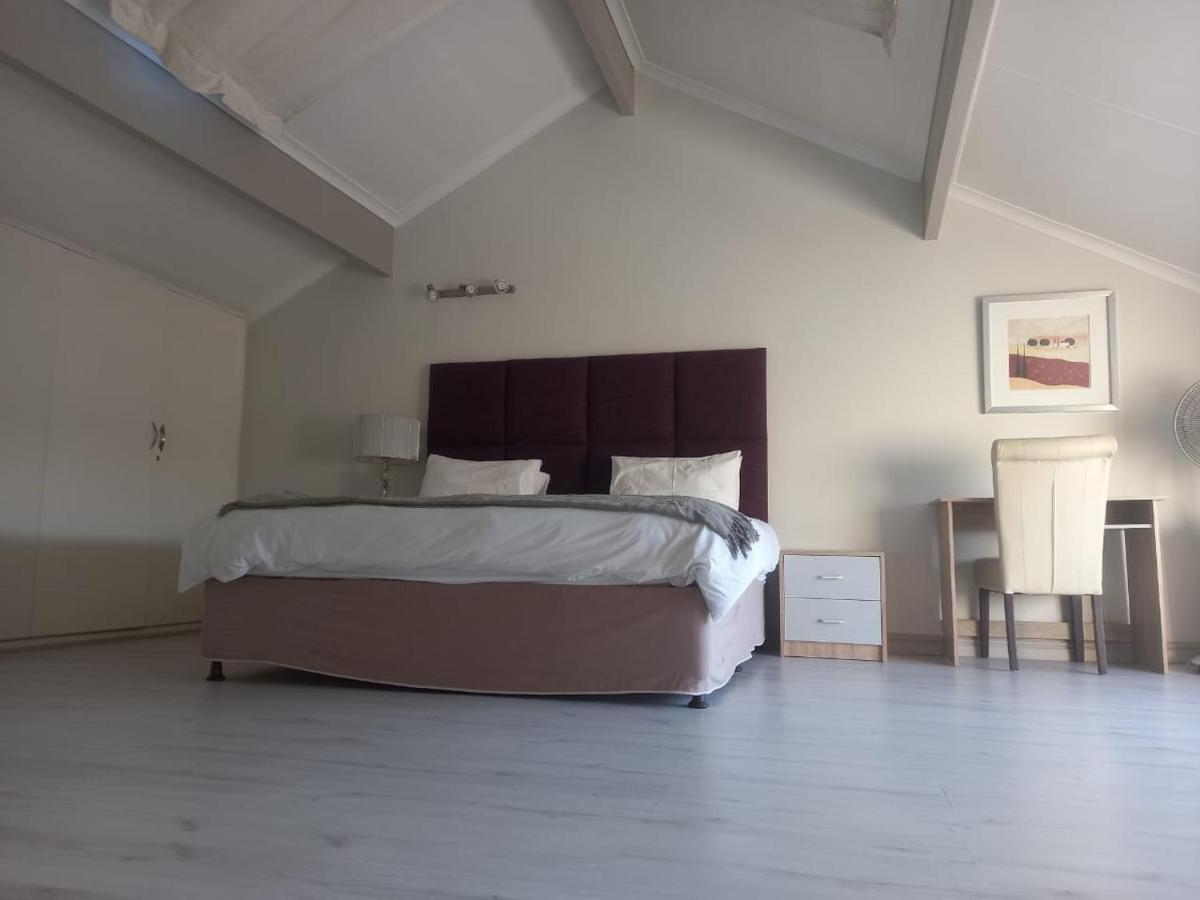 Mount Royal 09 - Large 1 Bed With Balcony *