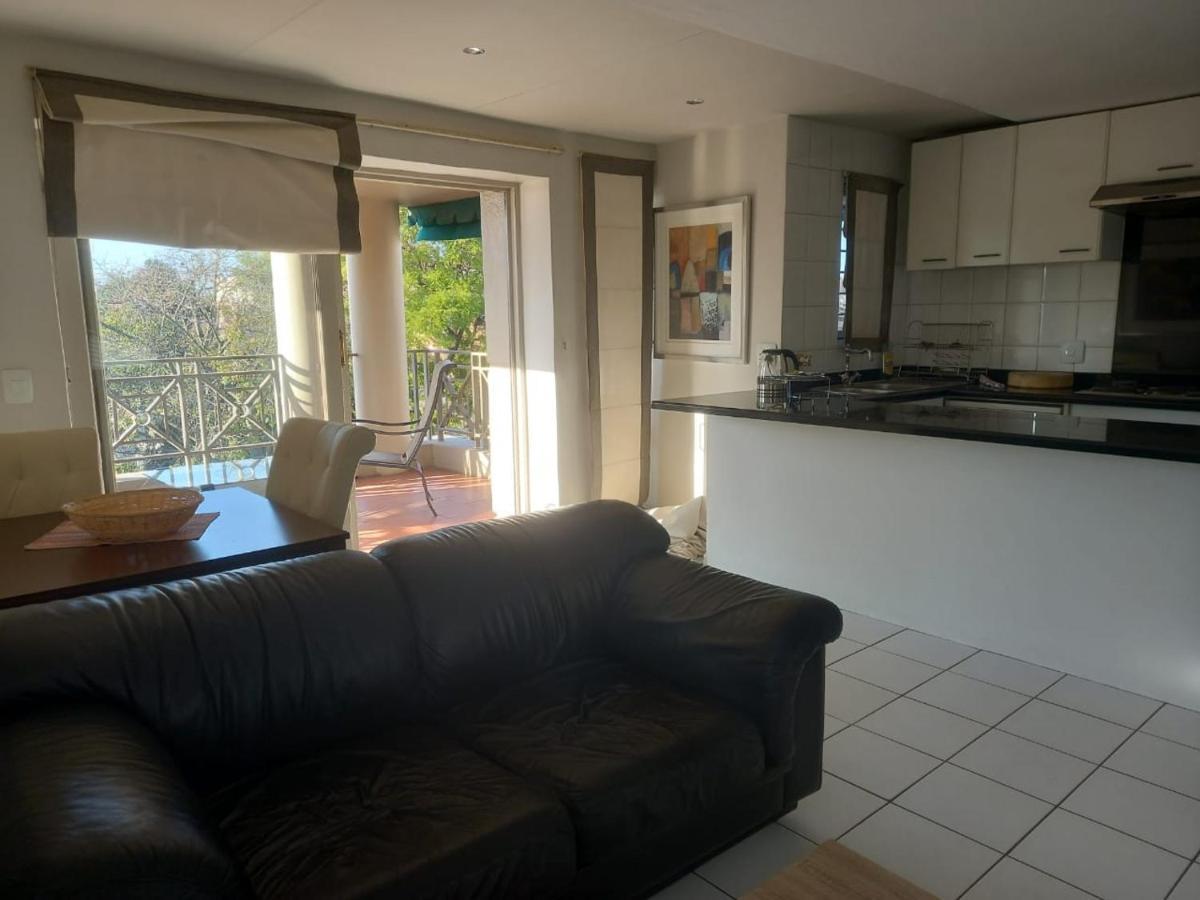Mount Royal 09 - Large 1 Bed With Balcony