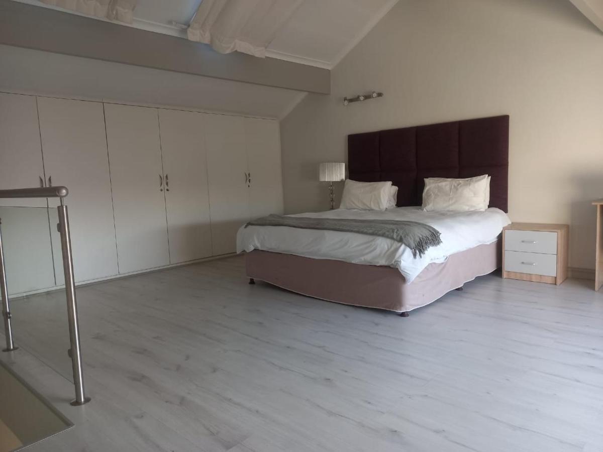 Mount Royal 09 - Large 1 Bed With Balcony *