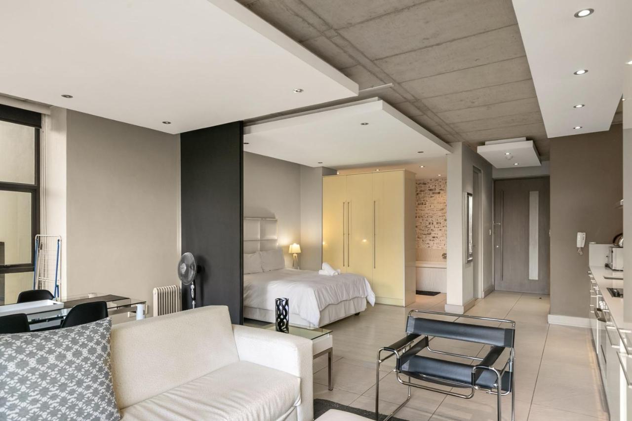 Melrose Arch Luxury - With Generator Apartment