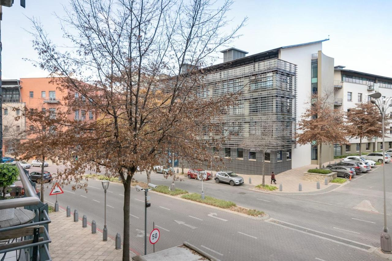 Melrose Arch Luxury - With Generator Apartment