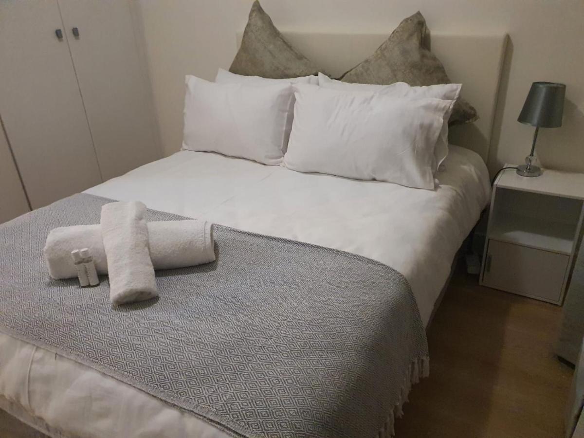 Stunning, Modern 1 Bedroom Sandton Johannesburg