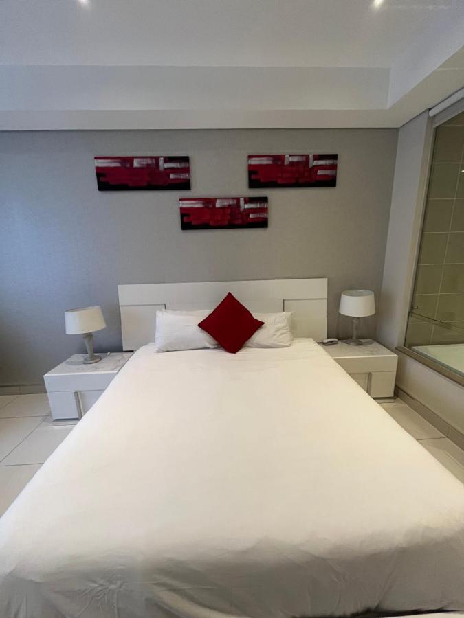A Cozy At Sandton Skye Johannesburg