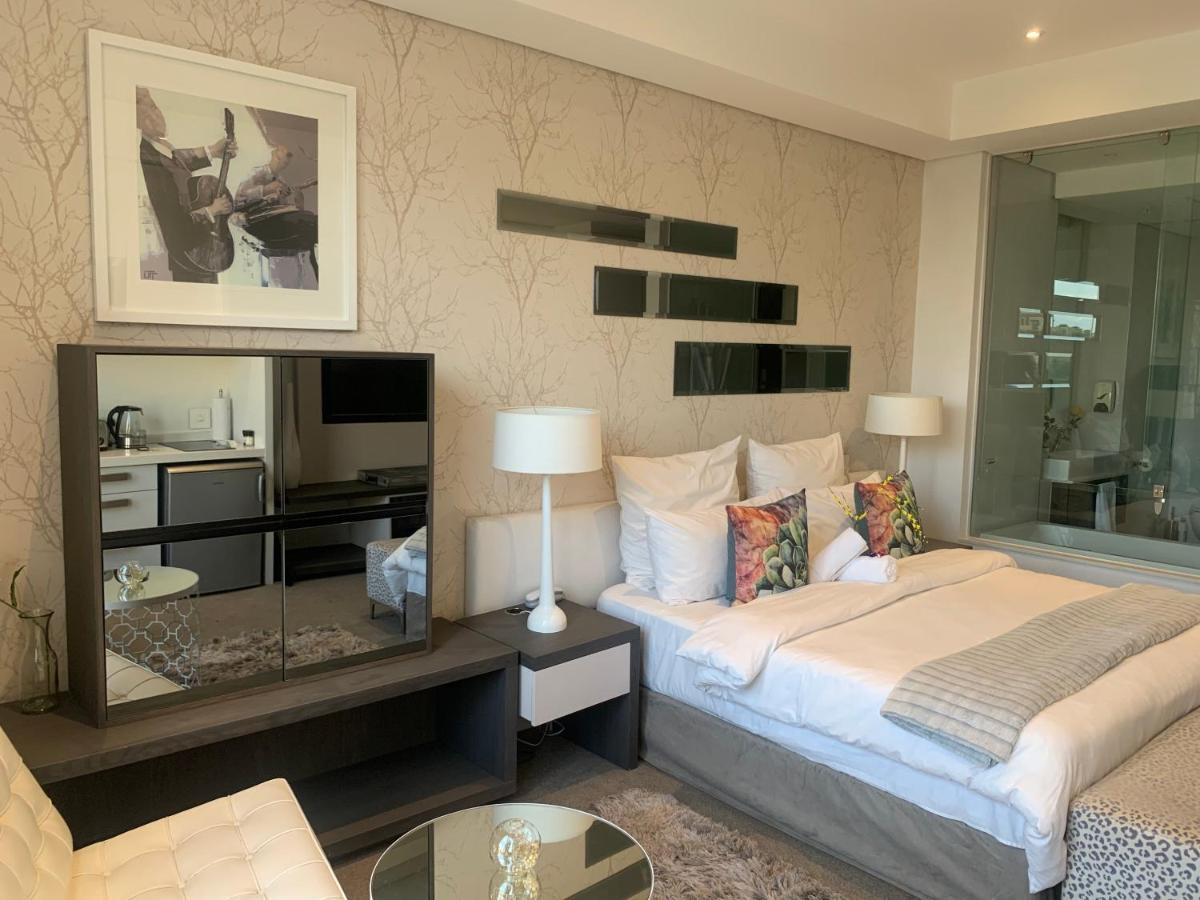 Sandton Skye Stylish Free Wifi & Gym