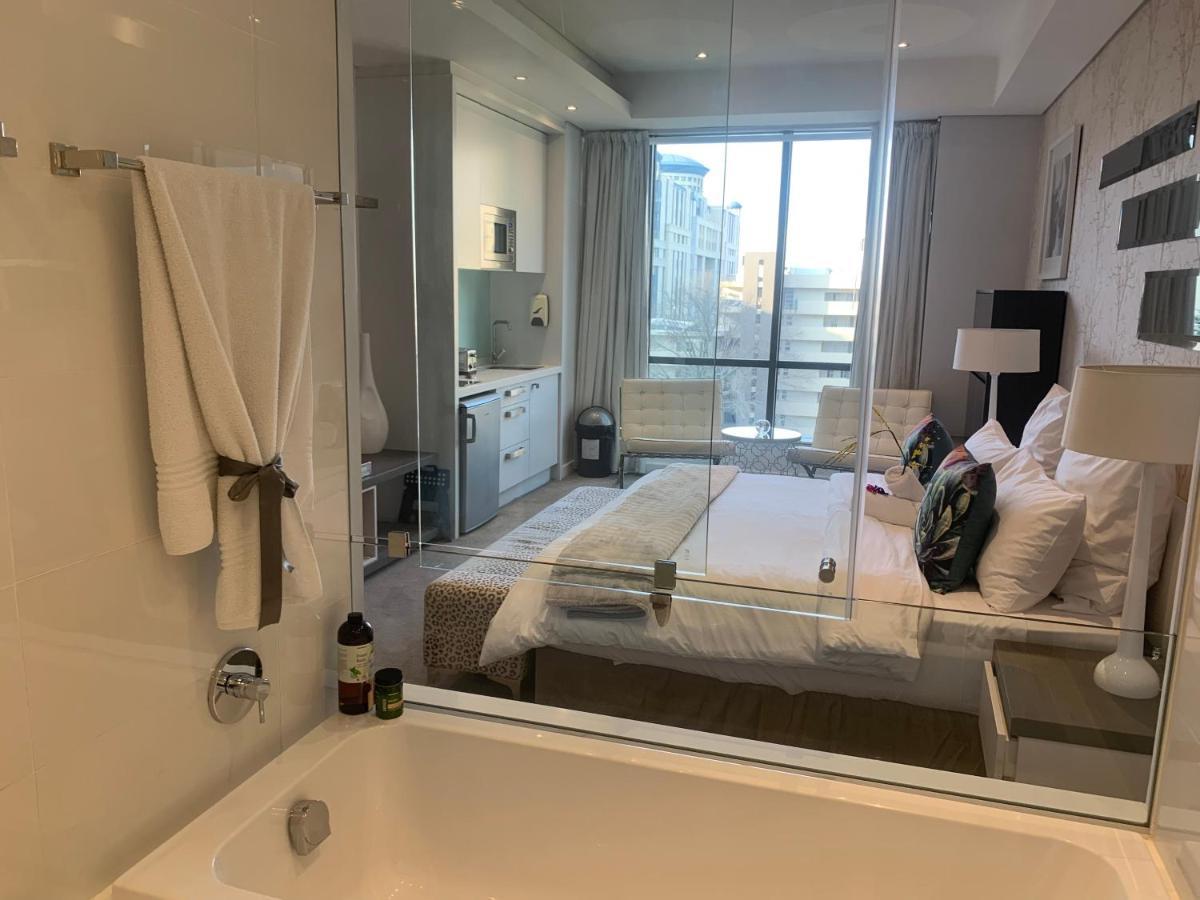 Sandton Skye Stylish Free Wifi & Gym Apartment