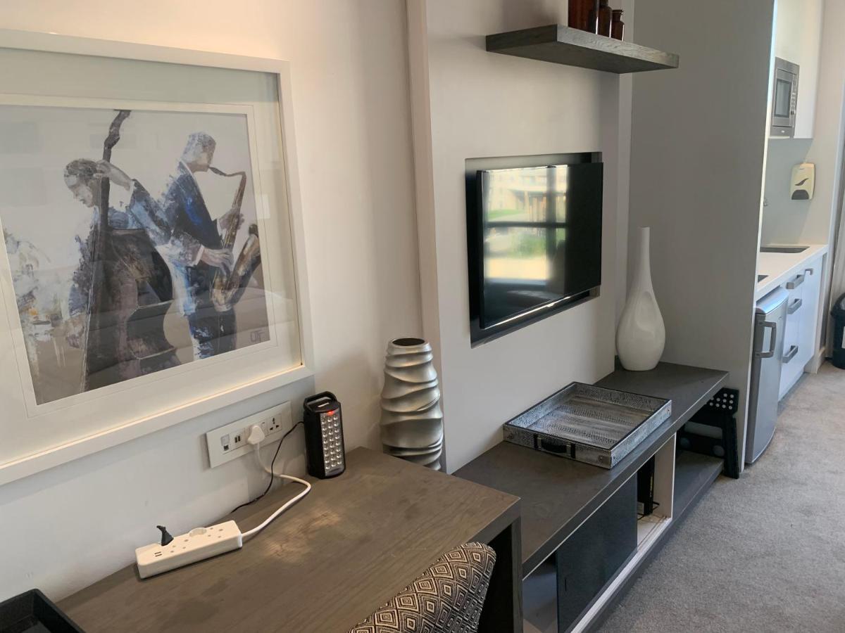 Sandton Skye Stylish Free Wifi & Gym Apartment
