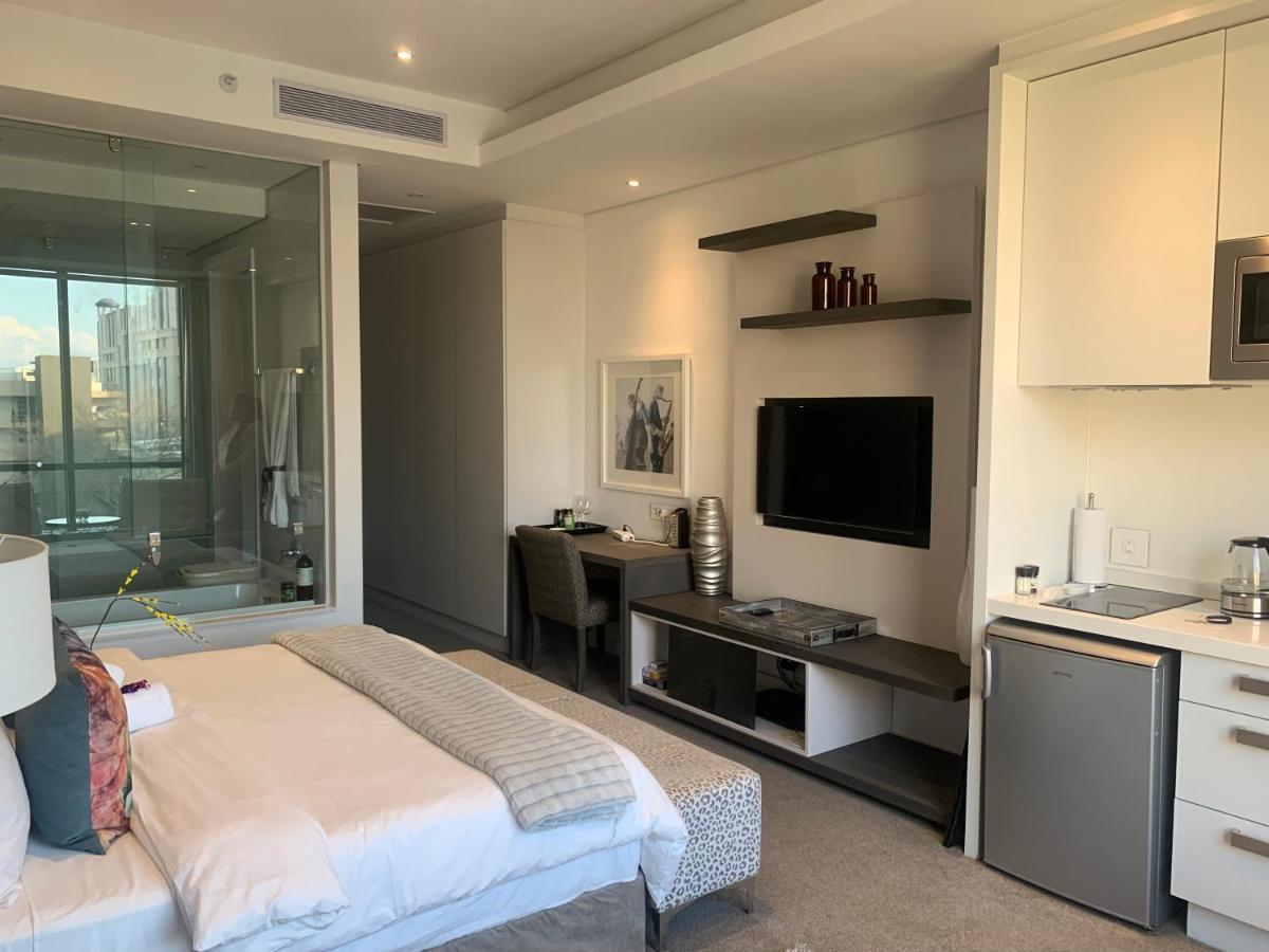 Sandton Skye Stylish Free Wifi & Gym