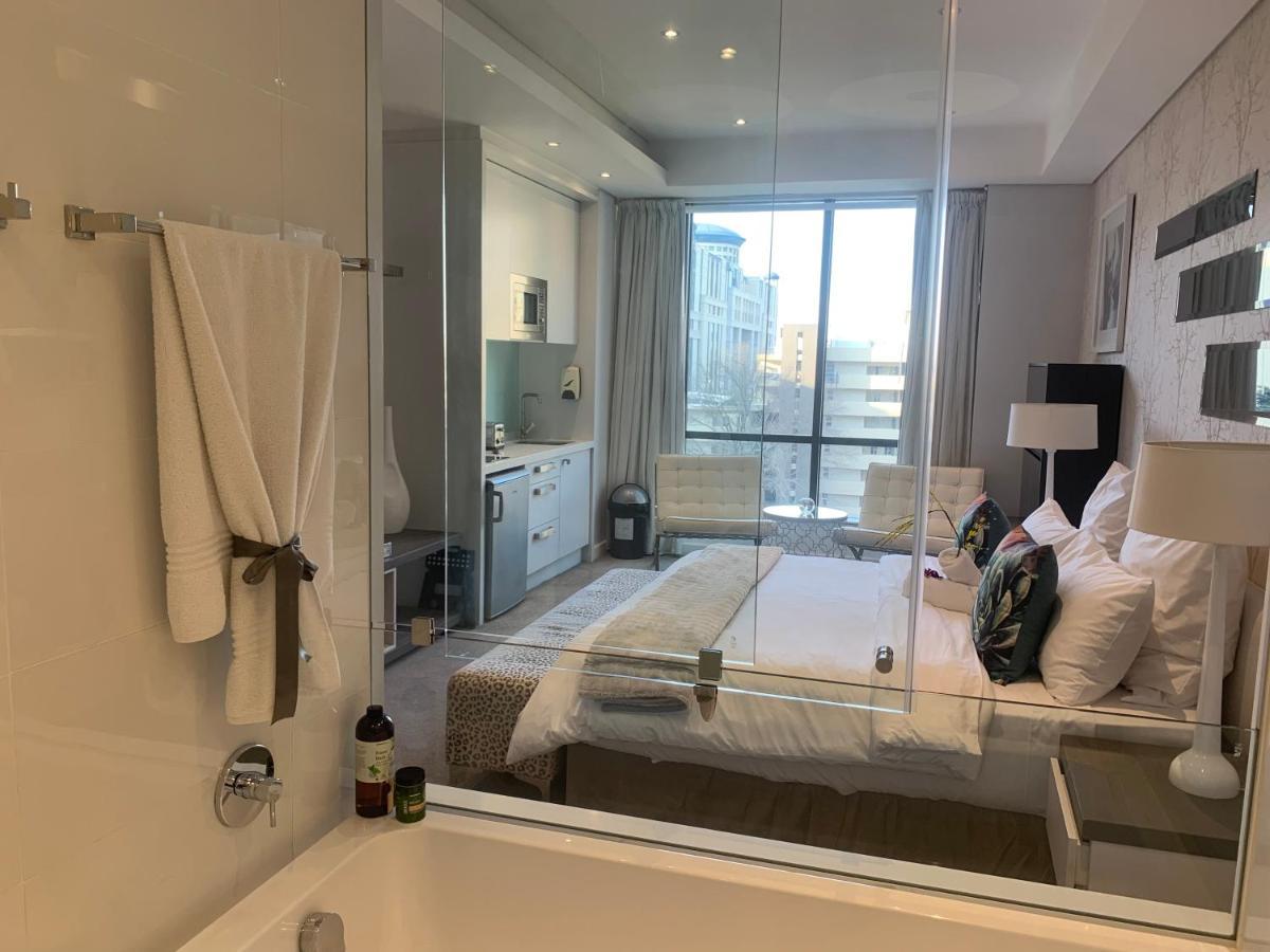 Sandton Skye Stylish Free Wifi & Gym Apartment