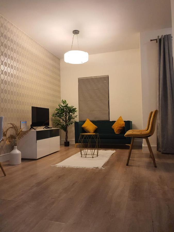 Apartment Stunning, Modern 1 Bedroom Sandton