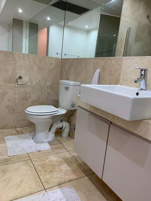 Apartment Cosy Serene In Newtown With Wifi Johannesburg