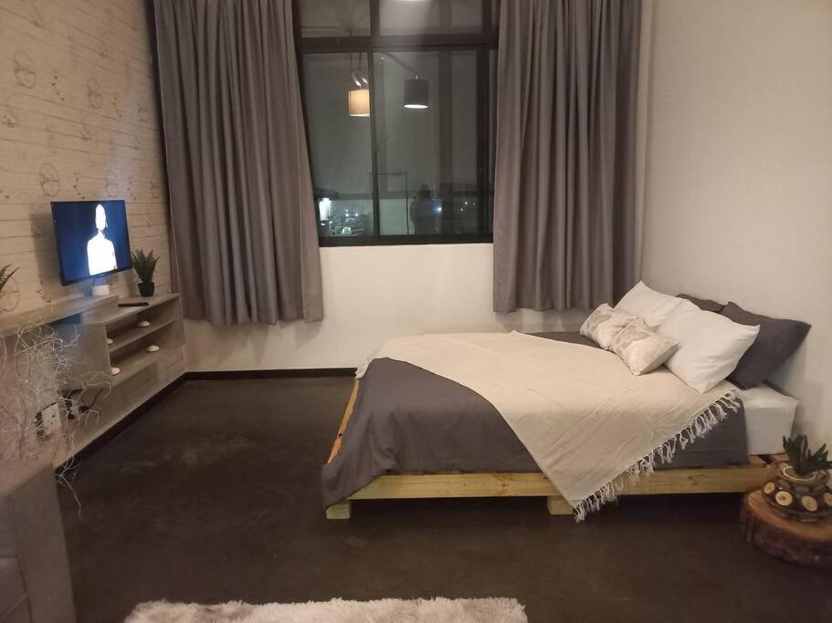 Modern In Maboneng, Apartment *