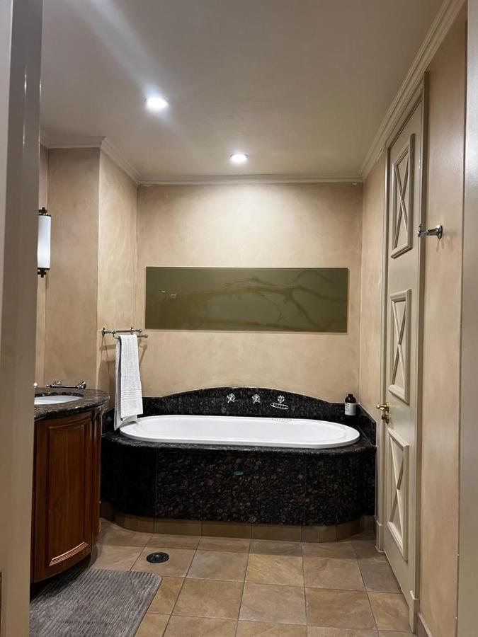 523 Michelangelo Apartment *