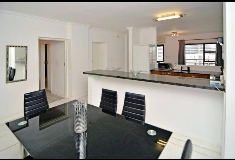 Great 2 Bedroom, Serviced Apartment, Views, Pool! Johannesburg