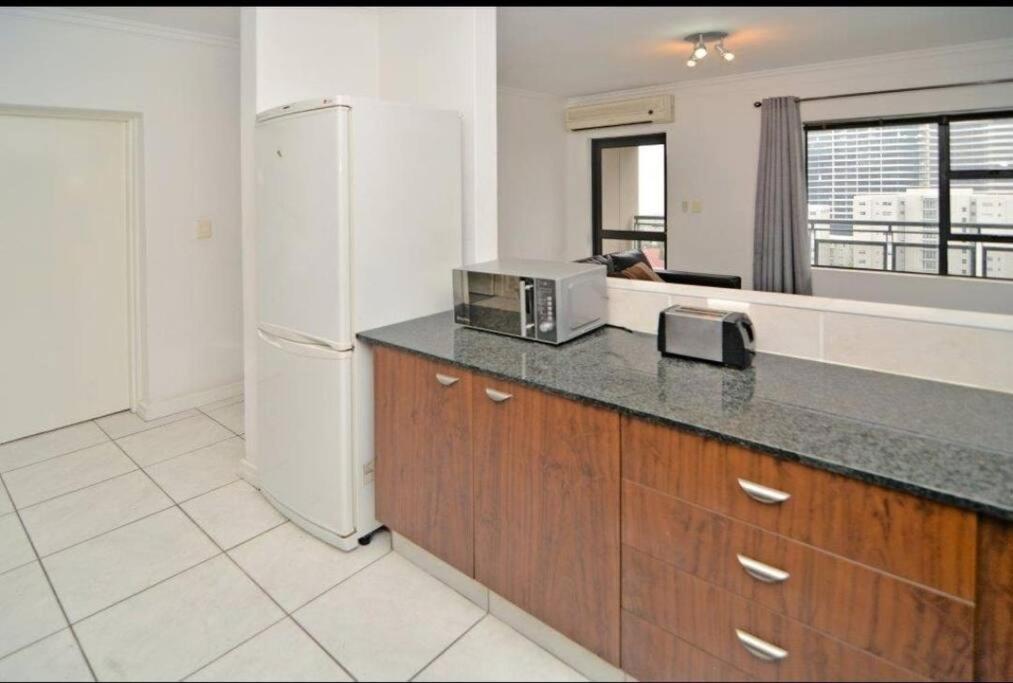Great 2 Bedroom, Serviced Apartment, Views, Pool! * Johannesburg