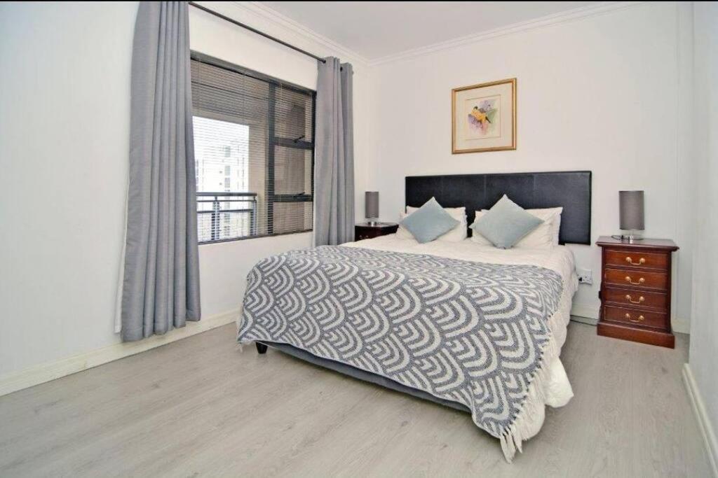 Apartment Great 2 Bedroom, Serviced Apartment, Views, Pool! Johannesburg