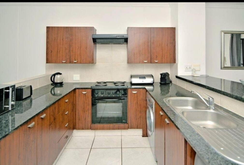 Great 2 Bedroom, Serviced Apartment, Views, Pool! Apartment *