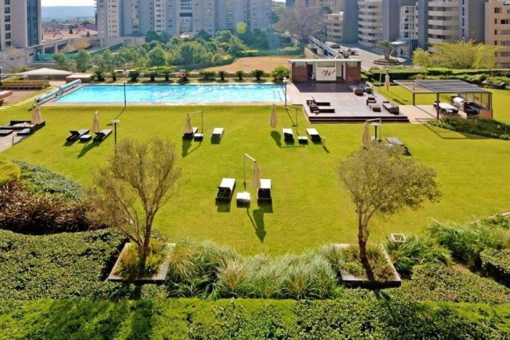 Great 2 Bedroom, Serviced Apartment, Views, Pool! Apartment *