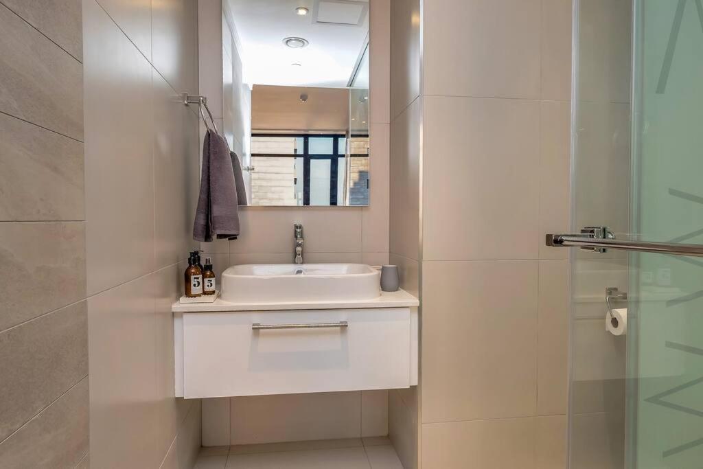 In Sandton, Masinginta Towers Apartment Johannesburg