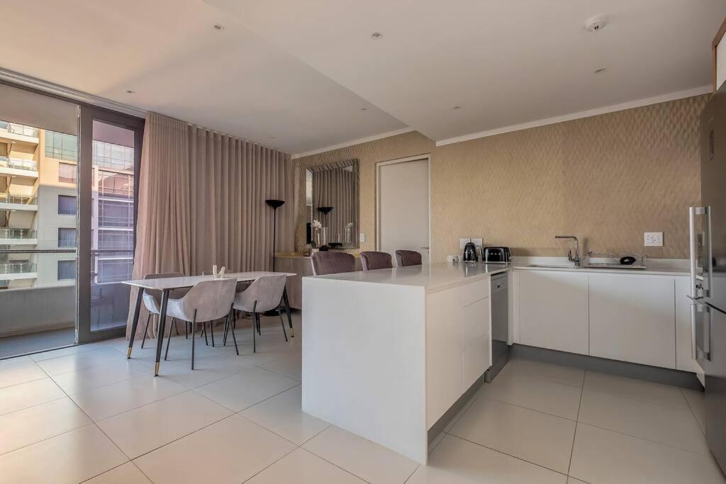 Apartment In Sandton, Masinginta Towers Johannesburg