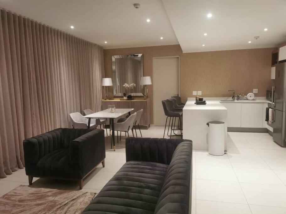 In Sandton, Masinginta Towers Apartment *