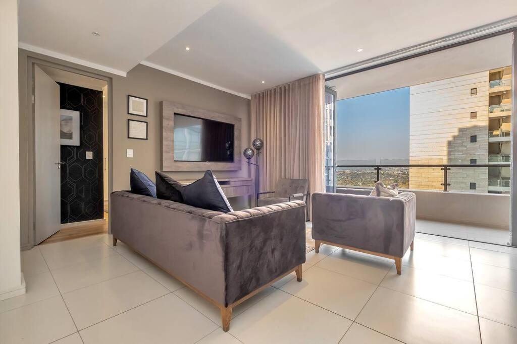 In Sandton, Masinginta Towers Apartment Johannesburg