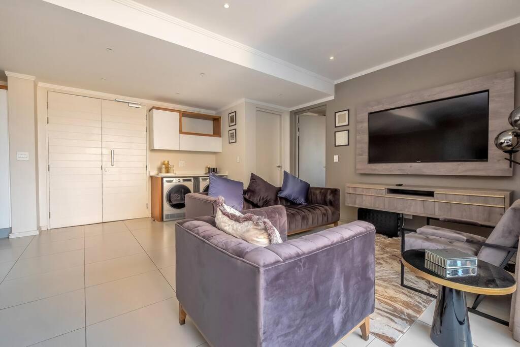 In Sandton, Masinginta Towers Apartment Johannesburg